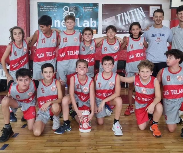 La alegría de los pibes en el debut con la rojiblanca.