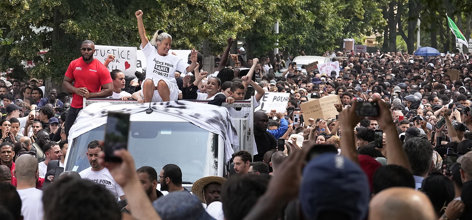 La madre de Nahel, de 17 años, se sienta en un camión durante una marcha el jueves 29 de junio de 2023 en Nanterre, en las afueras de París. El asesinato de Nahel durante un control de tráfico el martes, capturado en video, conmocionó al país y provocó tensiones latentes entre los jóvenes y la policía en proyectos de vivienda y otros barrios desfavorecidos de Francia. (Foto AP/Michel Euler) La madre de Nahel, de 17 años, se sienta en un camión durante una marcha el jueves 29 de junio de 2023 en Nanterre, en las afueras de París. El asesinato de Nahel durante un control de tráfico el martes, capturado en video, conmocionó al país y provocó tensiones latentes entre los jóvenes y la policía en proyectos de vivienda y otros barrios desfavorecidos de Francia. (Foto AP/Michel Euler)