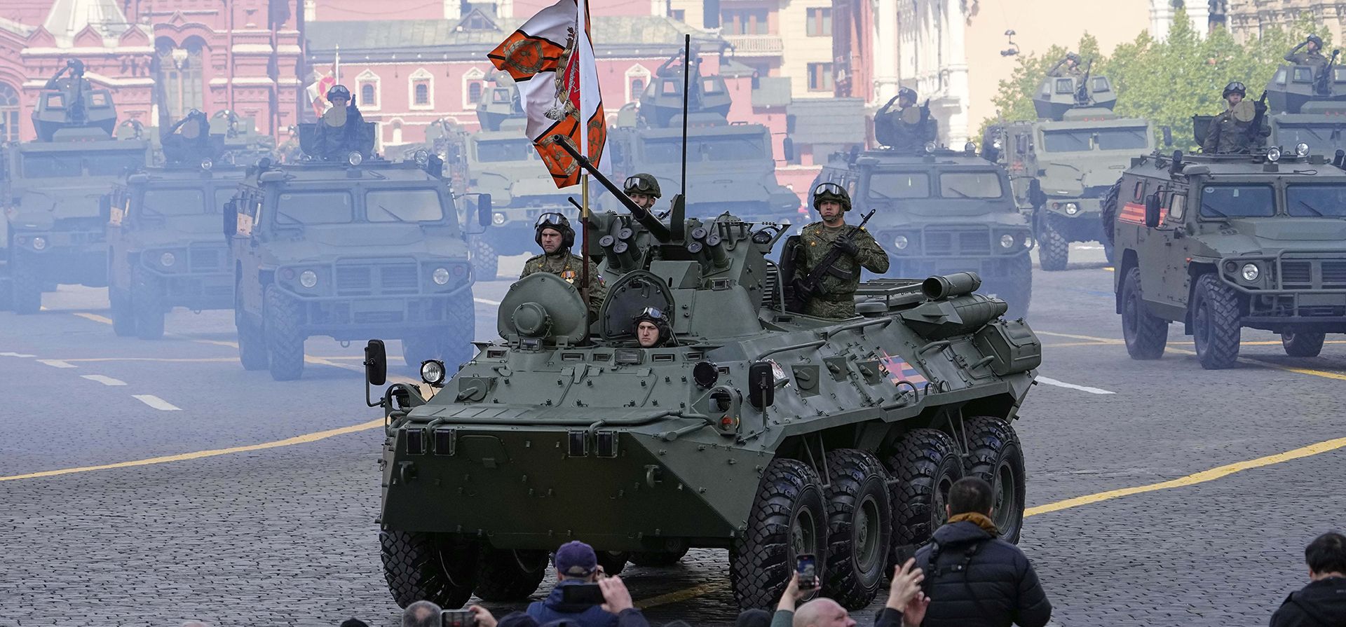 Tanques rusos T-80 BVM desfilan en la Plaza Roja durante el desfile militar del Día de la Victoria en Moscú, Rusia, el viernes 9 de mayo de 2025, durante las celebraciones del 80.º aniversario de la victoria de la Unión Soviética sobre la Alemania nazi durante la Segunda Guerra Mundial. (Foto AP/Alexander Zemlianichenko) Tanques rusos T-80 BVM desfilan en la Plaza Roja durante el desfile militar del Día de la Victoria en Moscú, Rusia, el viernes 9 de mayo de 2025, durante las celebraciones del 80.º aniversario de la victoria de la Unión Soviética sobre la Alemania nazi durante la Segunda Guerra Mundial. (Foto AP/Alexander Zemlianichenko)