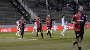 Ever Banega, feliz, junto a Luciano Herrera y Carlos González. Newells se metió en los cuartos de final.