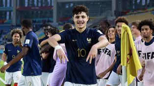 Los jugadores de Francia celebran su triunfo sobre Uzbekistán.