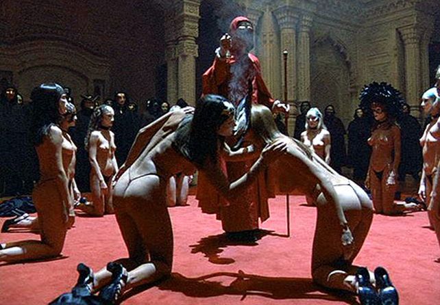 Sexo, lujo y champ&aacute;n entre 350 invitados a una org&iacute;a de pel&iacute;cula