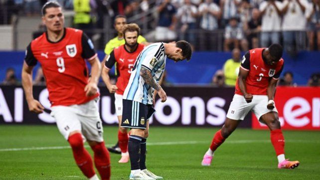 Los jugadores austríacos celebran el penal fallado por Messi. La Selección Argentina va por los tres puntos.