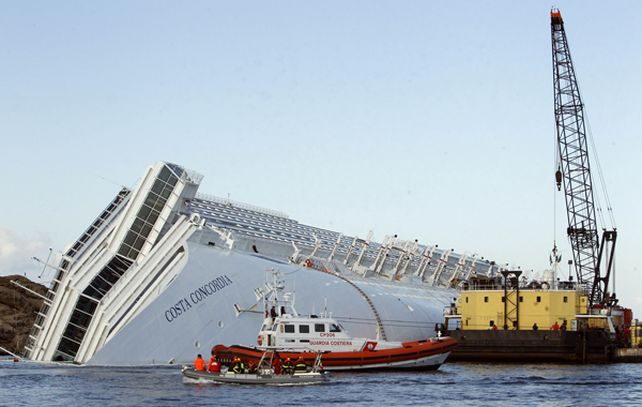 El crucero naufragó en las costas italianas y su capitán huyó de su puesto de mando.