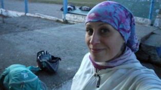 Asesinan a una mujer frente a la Catedral de Bariloche y buscan a su pareja