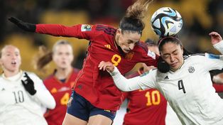 La española Esther González le gana en el cabezazo a la defensora costarricense Mariana Benavides.