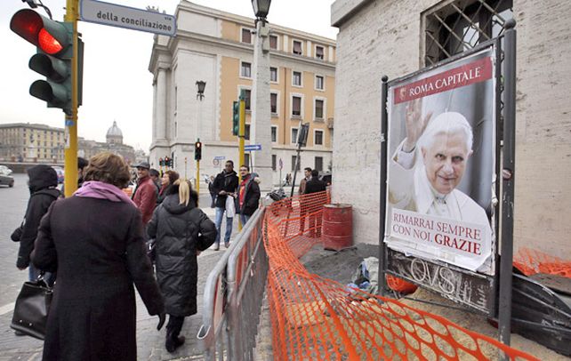 Se fue. La gente camina por una calle de Roma delante de un cartel en el que Benedicto XVI expresa las gracias.