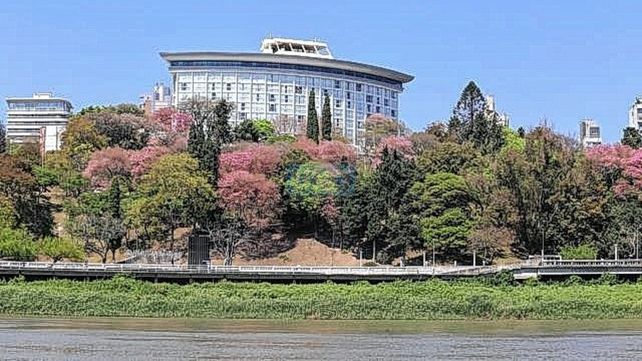 La imponente construcción es una marca distintiva e identifica a la costa paranaense.