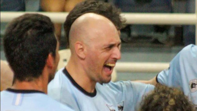 El referente y capitán de Echagüe grita con todo y abraza a sus compañeros tras una temporada difícil.