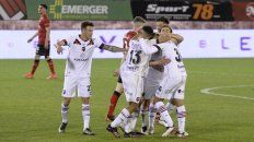 Todos los abrazos son para Nicolás Castro, autor de dos goles y figura de la cancha en la buena victoria de la lepra ante Estudiantes. Todos los abrazos son para Nicolás Castro, autor de dos goles y figura de la cancha en la buena victoria de la lepra ante Estudiantes.