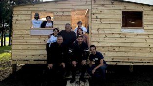 Chiqui Tapia junto con los integrantes de la ONG Techo, quienes están a cargo de la construcción de las viviendas.