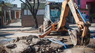 La m&aacute;quina trabajando en el ca&ntilde;o roto.&nbsp;