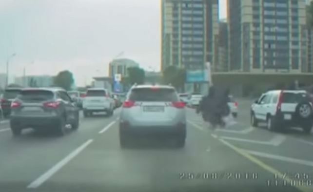 Un conductor se cansó del tránsito y montó un avestruz para esquivar autos en la hora pico