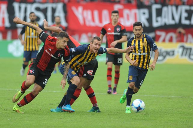 Franco Escobar y Marco Ruben disputan la pelota durante un clásico en el Coloso.&nbsp;