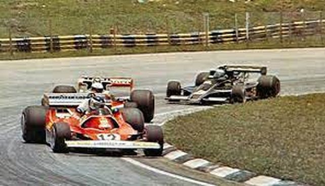 Reutemann ya dejó atrás a sus oponentes y se encamina a la victoria en Interlagos