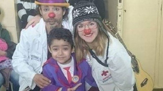Tiene siete años, pelea contra la leucemia y se disfraza para alegrar a otros chicos
