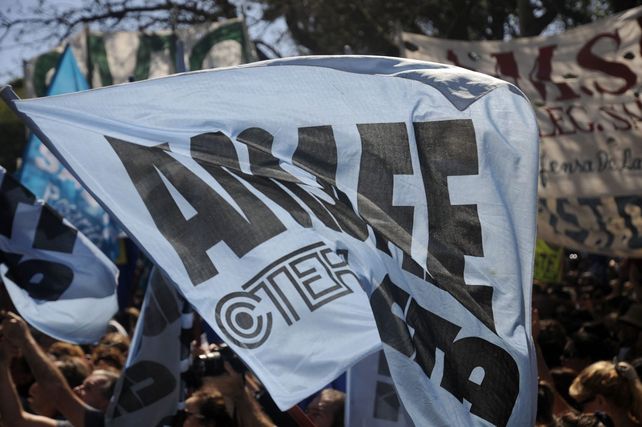 MARCHA DE AMSAFE FRENTE AL MINISTERIO DE EDUCACION DE LA PROVINCIA 150311