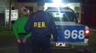 Dos mujeres fueron detenidas en Viale, durante un tenso procedimiento. Un patrullero fue dañado y un efectivo trasladado a un centro asistencial de Paraná