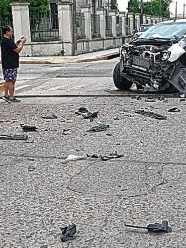 Fuerte choque en Victoria: una conductora intentó huir con la camioneta destruida
