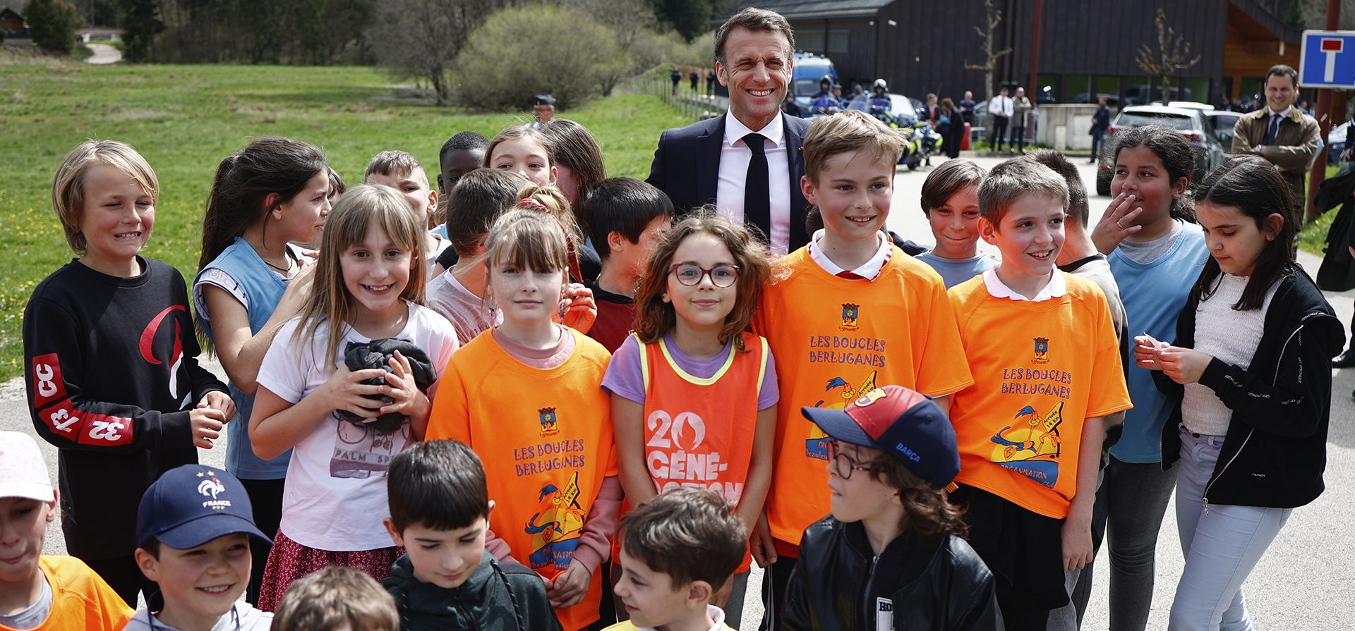 El presidente francés, Emmanuel Macron, posa con niños en una escuela en La Cluze-et-Mijoux, cerca de Besançon, en el este de Francia, el jueves 27 de abril de 2023. (Raphael Lafargue/Pool vía AP)