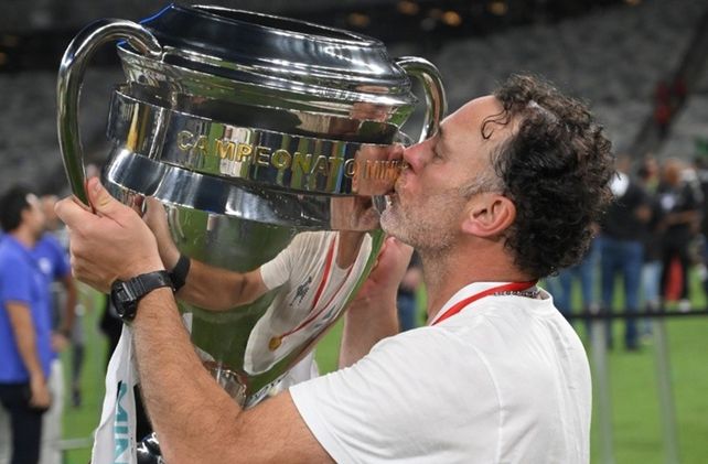 Gabriel Milito tiene tan sólo tres partidos dirigiendo a Atlético Mineiro y ya se dio el lujo de ganar un título.