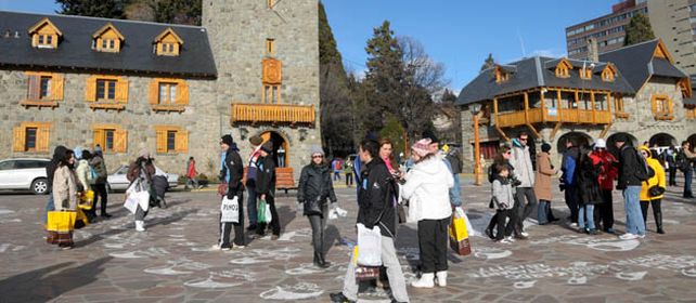 Los funcionarios de turismo indicaron que la ciudad recibe la visita de unos 20.000 viajeros a diario. El clima acompaña.