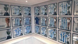 Messi mostró cómo está armado el museo de camisetas que tiene en Rosario.