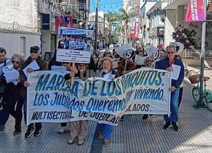Marcha de los banquitos: jubilados volvieron a marchar por la Peatonal en reclamo de una vejez digna