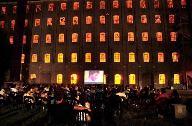 Cine y pedaleadas para consolidar a la bici como un móvil