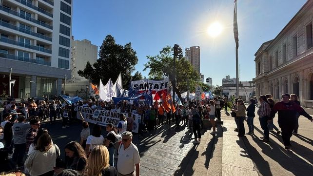 Manifestantes frente a Rectorado