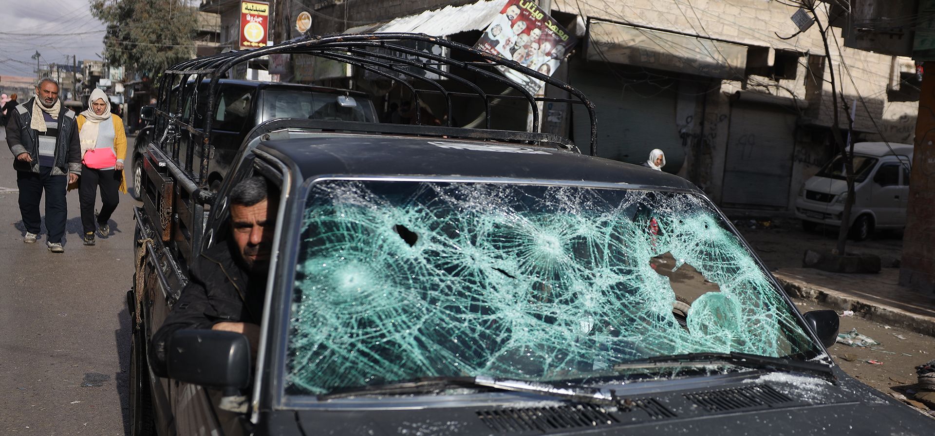 Un hombre viaja en un automóvil dañado mientras residentes desplazados regresan al barrio de Sheikh Maqsoud tras días de combates entre fuerzas gubernamentales y combatientes kurdos en la ciudad norteña de Alepo, Siria, el martes 13 de enero de 2026. (Foto AP/Omar Albam) Un hombre viaja en un automóvil dañado mientras residentes desplazados regresan al barrio de Sheikh Maqsoud tras días de combates entre fuerzas gubernamentales y combatientes kurdos en la ciudad norteña de Alepo, Siria, el martes 13 de enero de 2026. (Foto AP/Omar Albam)