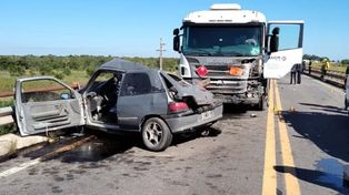 El Renault Clio en el que viajaban tres personas quedó con su parte delantera destruida.
