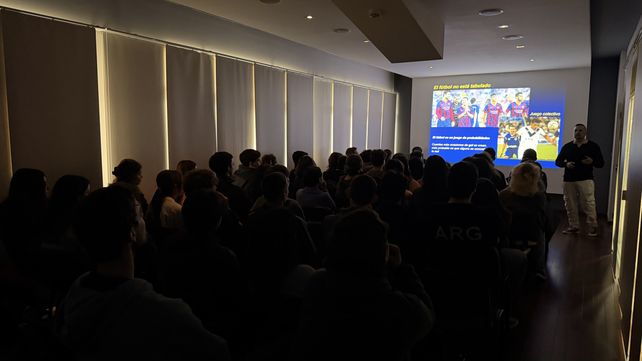 Estudiantes de 4º año de la escuela de Ciencias Sociales de la UNR participaron de una charla que explicó el fútbol a través de fundamentos científicos.