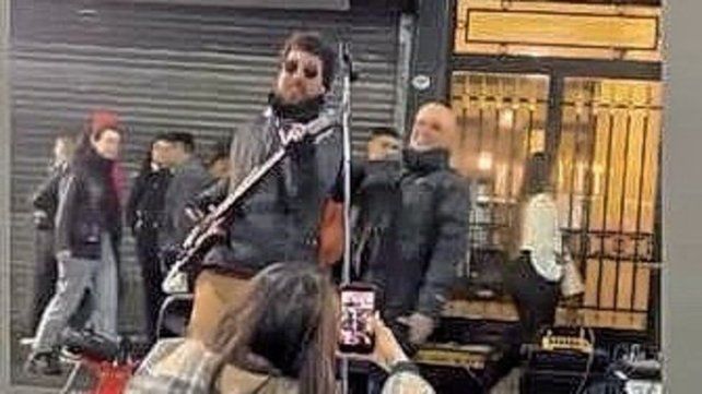 Valeria Lynch sorprendió en Corrientes: se sumó a una banda callejera que tocaba un clásico de Attaque 77.