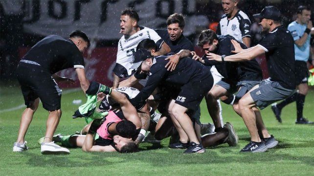 Gimnasia (M) doblegó en los penales a Deportivo Madryn y ascendió a la Liga Profesional
