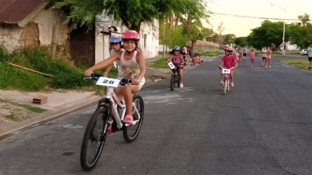 Organizan bicicleteada y carreras de embolsados en el barrio Empleados de Comercio