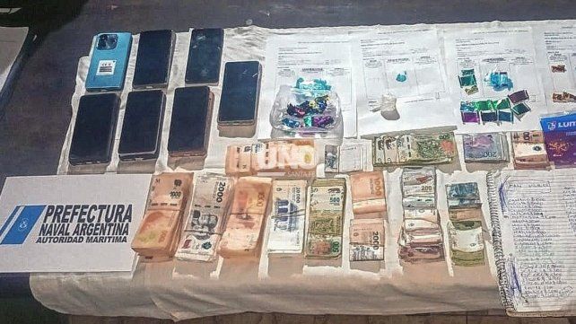 Prefectura Naval allanó una vivienda de barrio Alto Verde por venta de drogas: detuvieron a dos mujeres y un hombre.