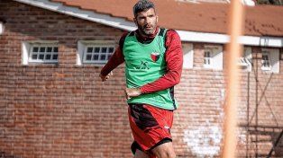 Emmanuel Gigliotti termina su contrato con Colón, pero el delantero tendría intenciones de continuar.