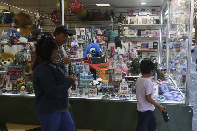 Los vendedores apuestan a los regalos de Papá Noel y buscarán que la venta se mantenga en repunte para la noche de Reyes.&nbsp;