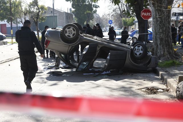 El Corsa quedó volcado en&nbsp;Stephenson y Sabín (ex Travesía).