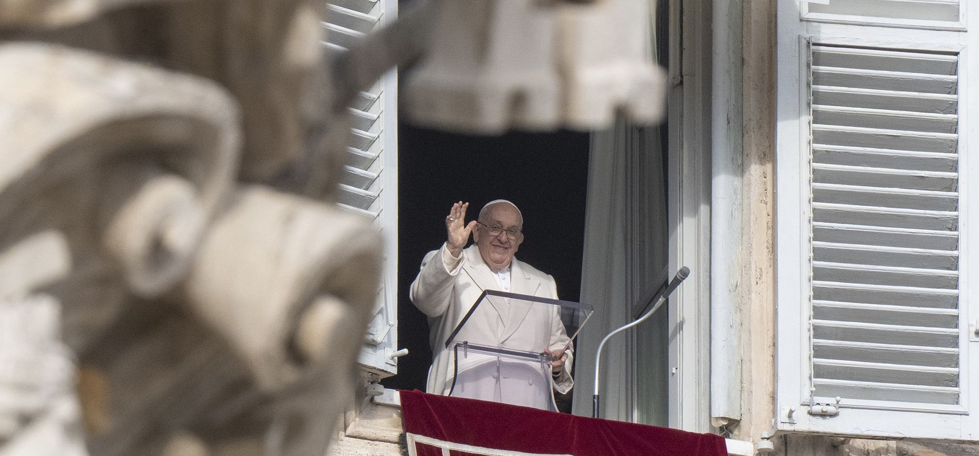 El Papa Francisco entrega su bendición mientras recita el Ángelus del mediodía desde la ventana de su estudio con vista a la Plaza de San Pedro, en el Vaticano, el viernes 8 de diciembre de 2023. (Foto AP/Andrew Medichini) El Papa Francisco entrega su bendición mientras recita el Ángelus del mediodía desde la ventana de su estudio con vista a la Plaza de San Pedro, en el Vaticano, el viernes 8 de diciembre de 2023. (Foto AP/Andrew Medichini)