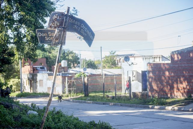 En calle Don Segundo Sombra al final, once familias viven con riesgo de caer al vacío
