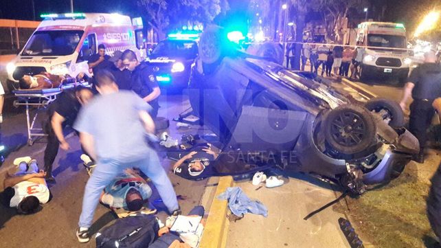 Escaparon de un control policial a toda velocidad, tumbaron y tiraron abajo una palmera