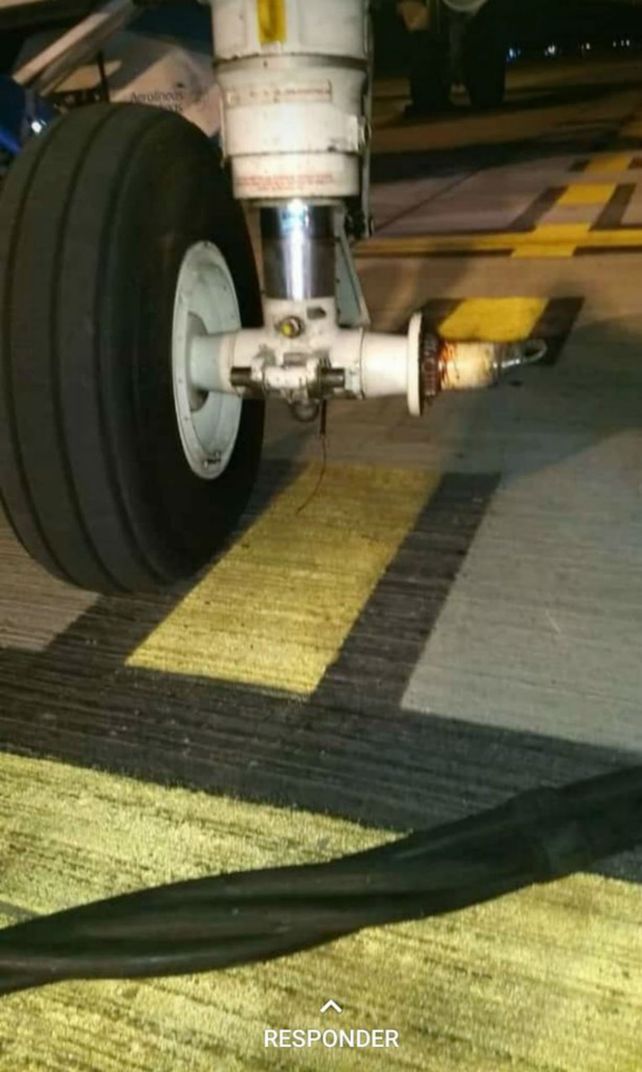 La rueda desprendida del Embraer 190 de Austral. (Foto: Aviaciónonline)