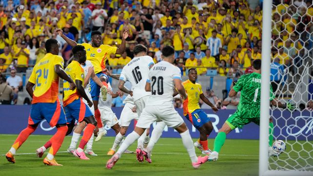 Lerma observa como su testazo pica y se convierte en el gol que valió el pase a la final del domingo ante Argentina.
