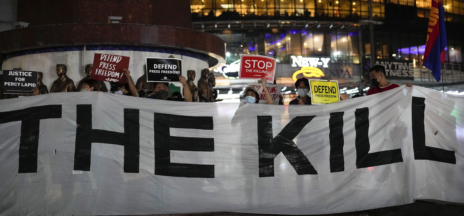 Activistas sostienen eslóganes mientras condenan el asesinato del periodista filipino Percival Mabasa durante una manifestación en la ciudad de Quezón, Filipinas, el martes 4 de octubre de 2022. Hombres armados que viajaban en motocicletas mataron a un comentarista de radio en el área metropolitana de Manila.