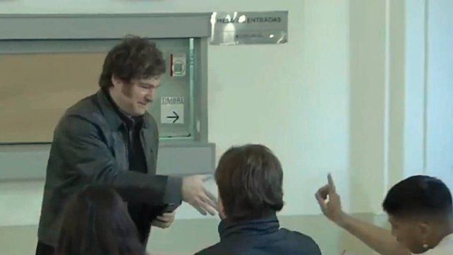 Elecciones en Caba: Milei votó, llamó llorón a Macri y un fiscal de su mesa le negó el saludo Elecciones en Caba: Milei votó, llamó llorón a Macri y un fiscal de su mesa le negó el saludo