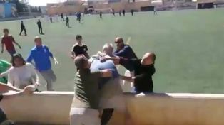 Un partido de infantiles terminó en una vergonzosa batalla campal de los padres
