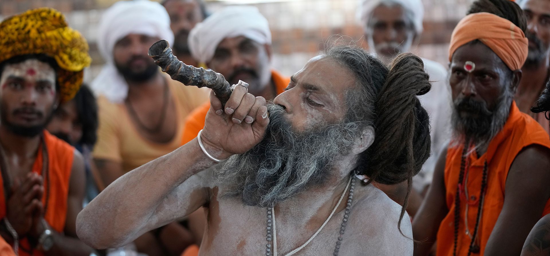 Un santo hindú toca una corneta mientras espera para registrarse antes de la peregrinación anual hindú Amarnath Yatra al santuario de la cueva sagrada en Jammu, India, el lunes 29 de junio de 2026. (Foto AP/Channi Anand) Un santo hindú toca una corneta mientras espera para registrarse antes de la peregrinación anual hindú Amarnath Yatra al santuario de la cueva sagrada en Jammu, India, el lunes 29 de junio de 2026. (Foto AP/Channi Anand)