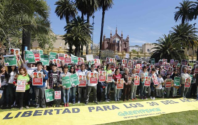 Buenos Aires. Los manifestantes de Capital Federal parados detrás de una bandera en apoyo a “los 30 del Artico”.